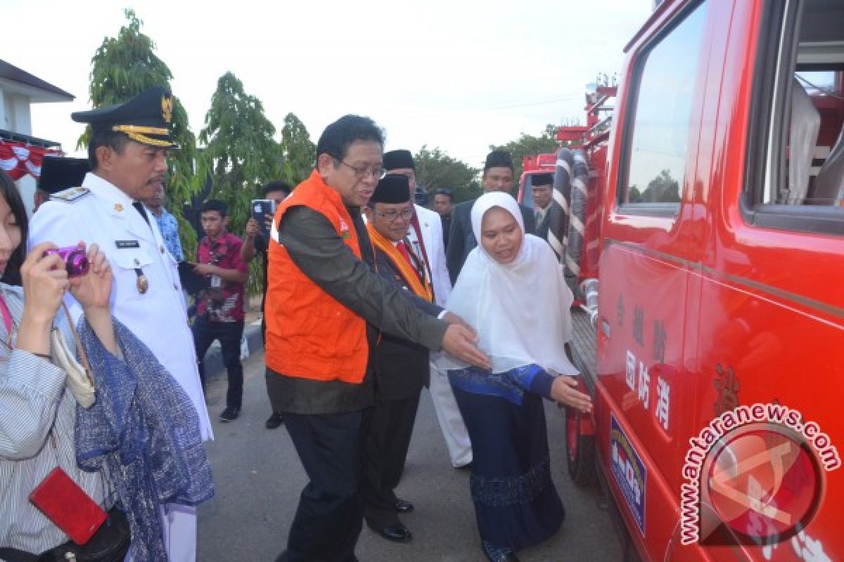 Upacara Penurunan Bendera Diwarnai Atraksi Mobil Damkar