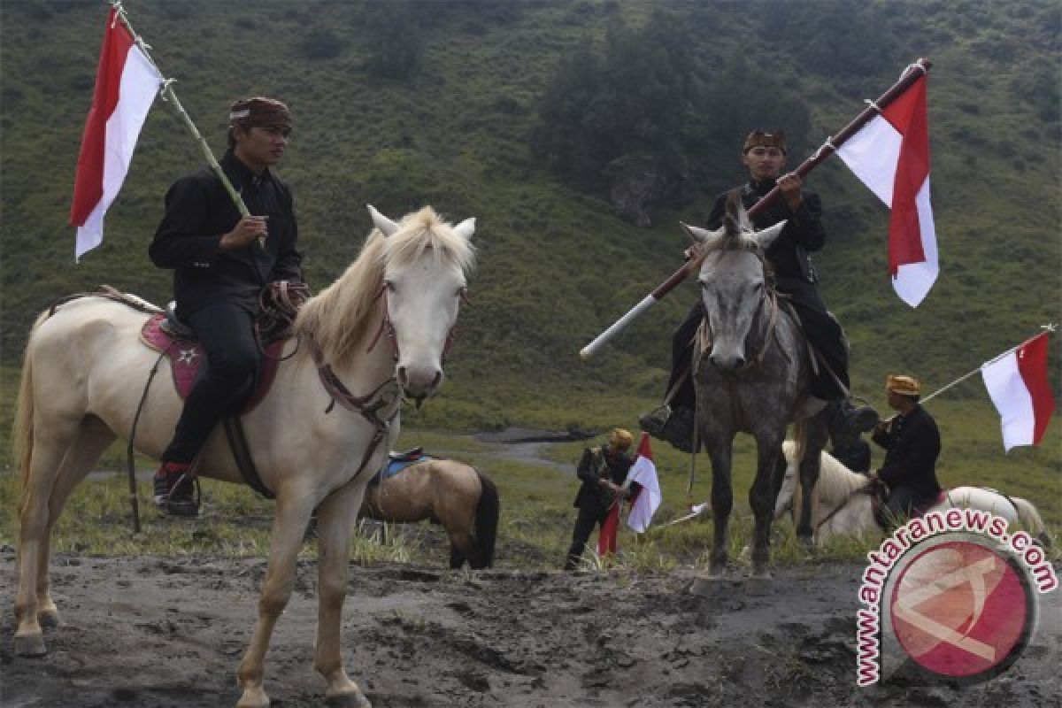 Upacara bendera suku Tengger dihadiri Menteri LHK