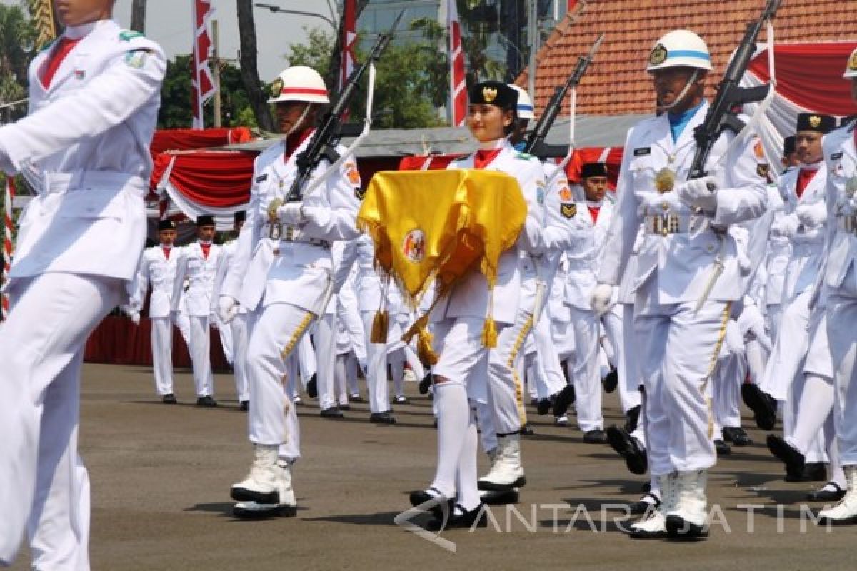 17 Dentuman Meriam Iringi Upacara di Grahadi