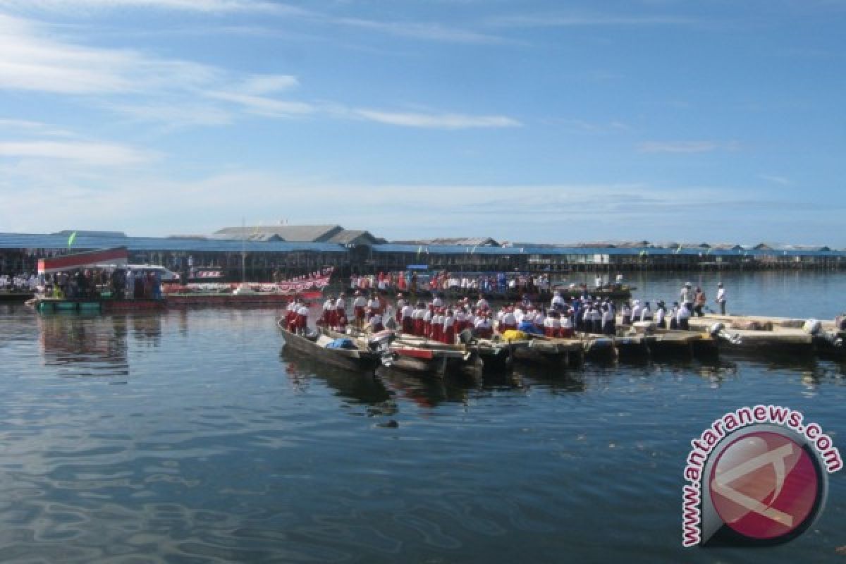 Suku Bajo Gelar Upacara Di Atas Laut 