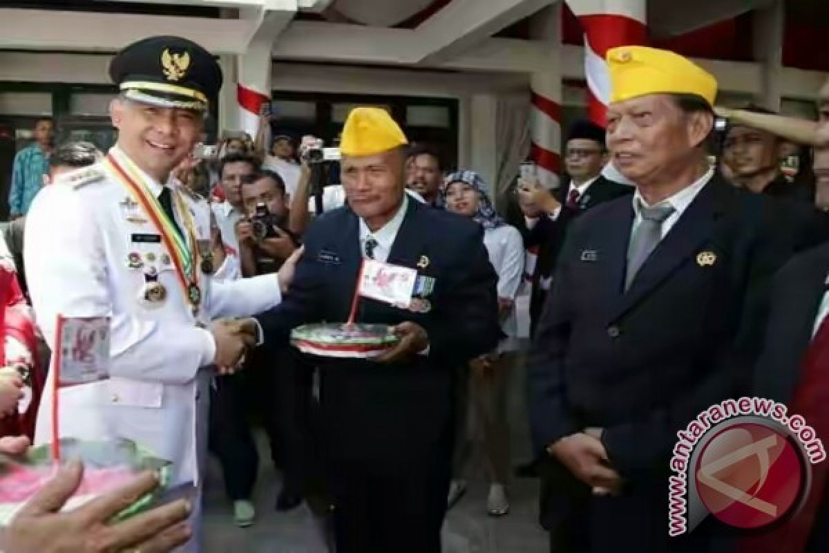 Pemkot Jambi bagikan bubur merah putih 