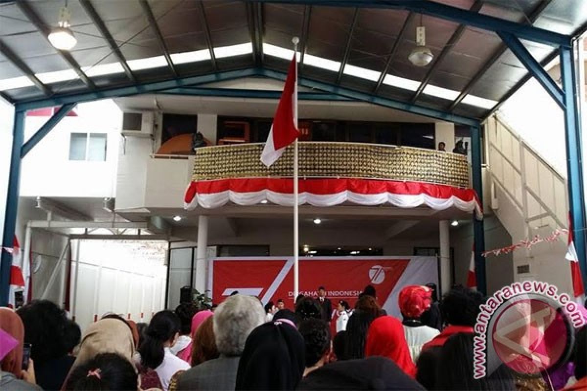 Upacara bendera tetap berlangsung meriah meski Perth dilanda badai