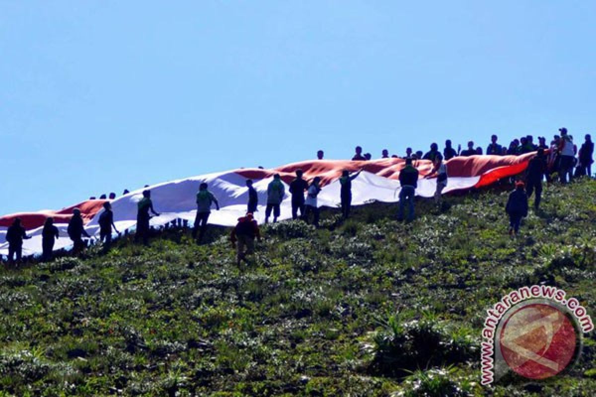 Ribuan pendaki Bukit Kaba kibarkan bendera raksasa