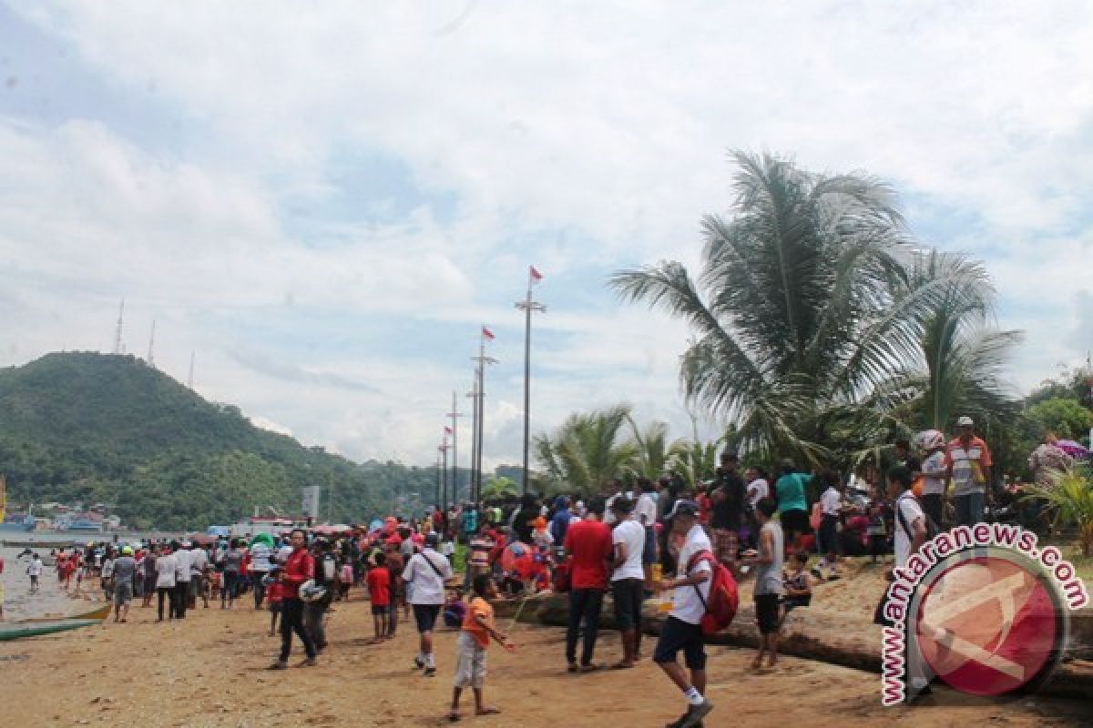 Lomba panjat pinang-perahu hias meriahkan HUT RI