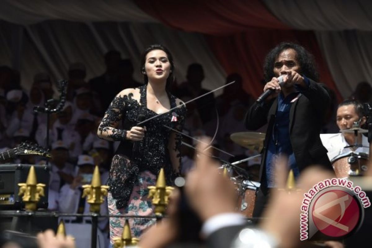 Slank-Raisa Tampil Bersama di Istana