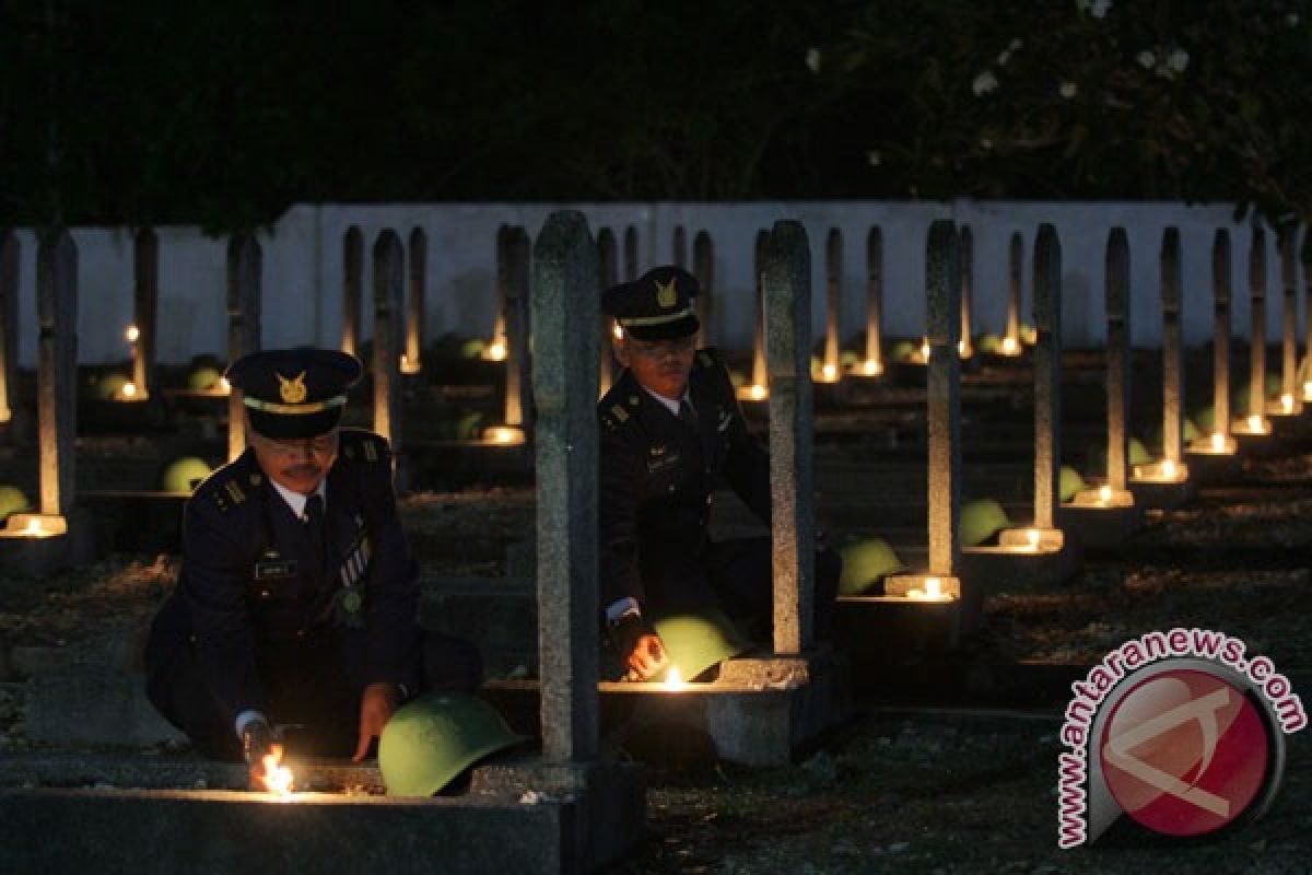 Ratusan warga Surabaya gelar aksi lilin kebersamaan