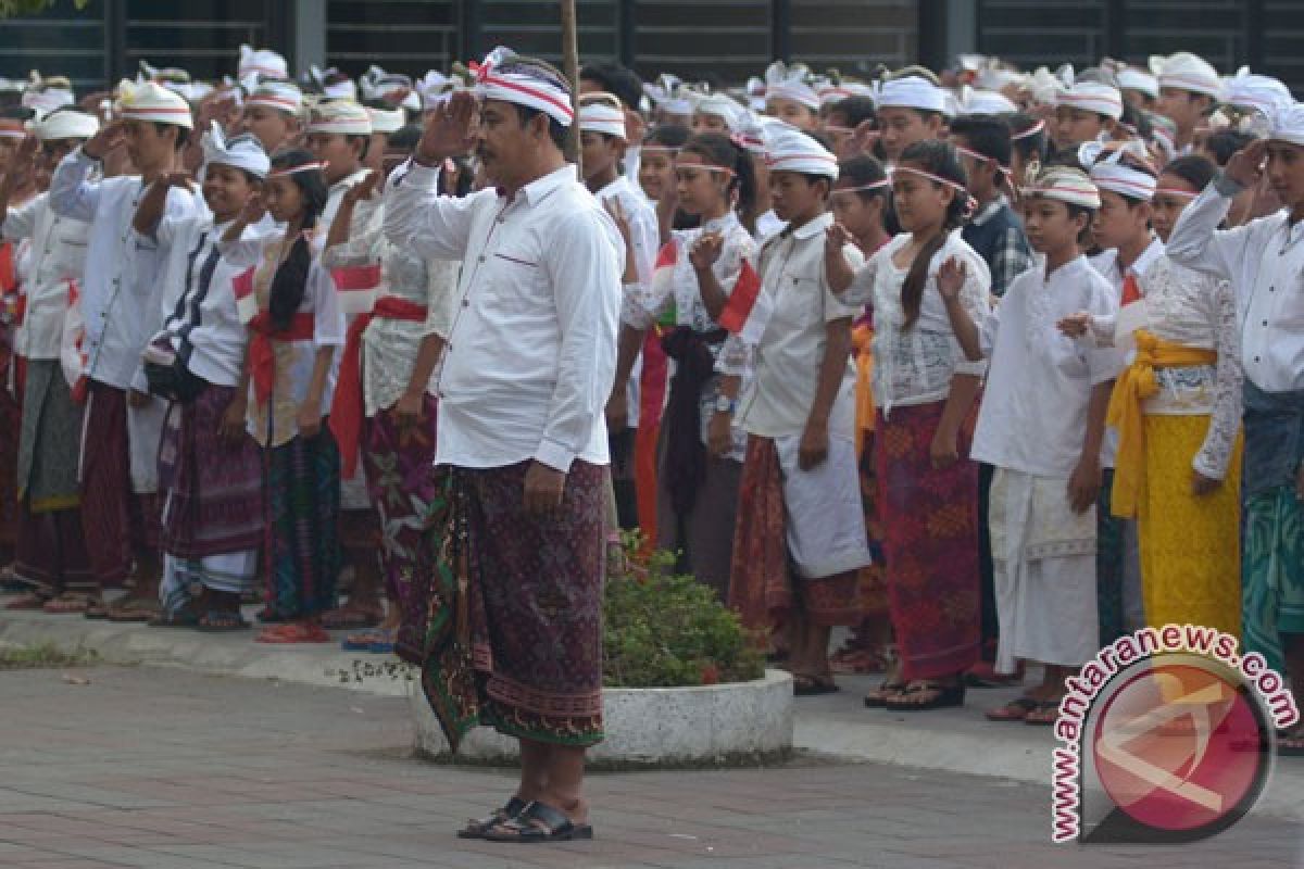 Warga Ubud datangi TPS gunakan busana adat