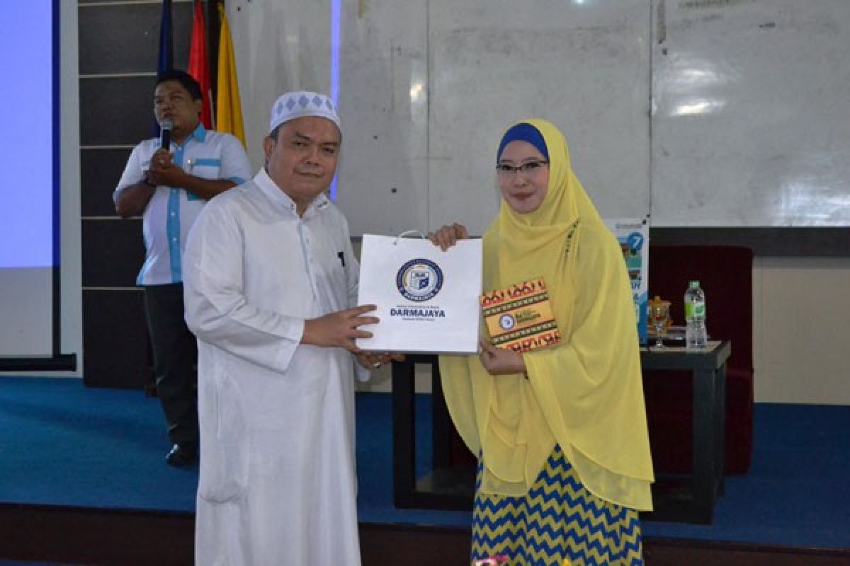 Peggy Melati Sukma Roadshow Dakwah di IBI Darmajaya