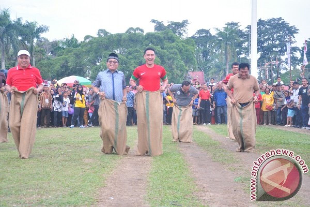 Zola ikut lomba lari karung meriahkan hari kemerdekaan