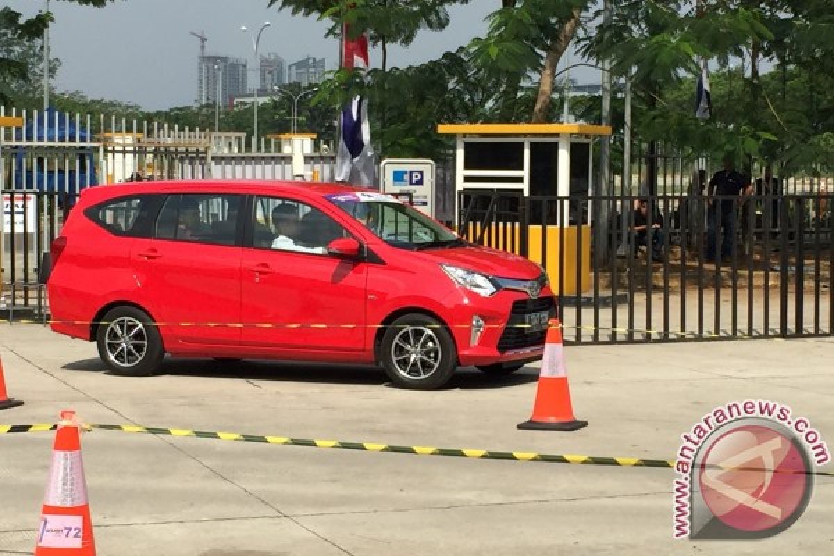 Banyak pengunjung penasaran cicipi Toyota Calya dan Sienta