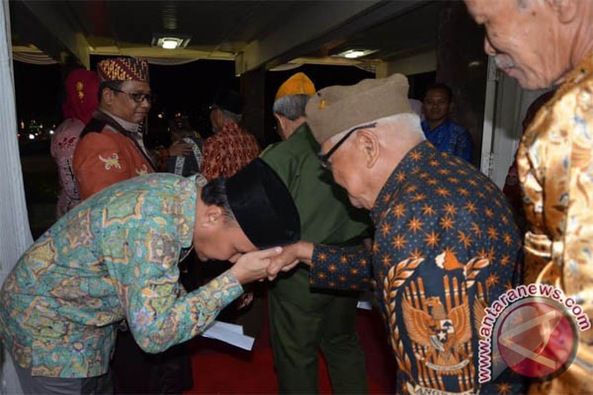 Hanya Salah Paham? Gubernur Sugianto Berikan Penghargaan Kepada Veteran 