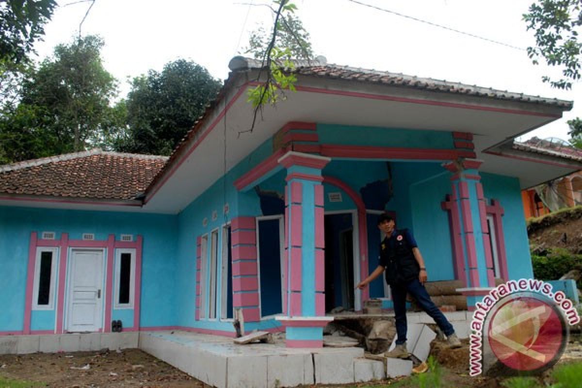 Pergerakan tanah paksa warga Cisolok Sukabumi mengungsi