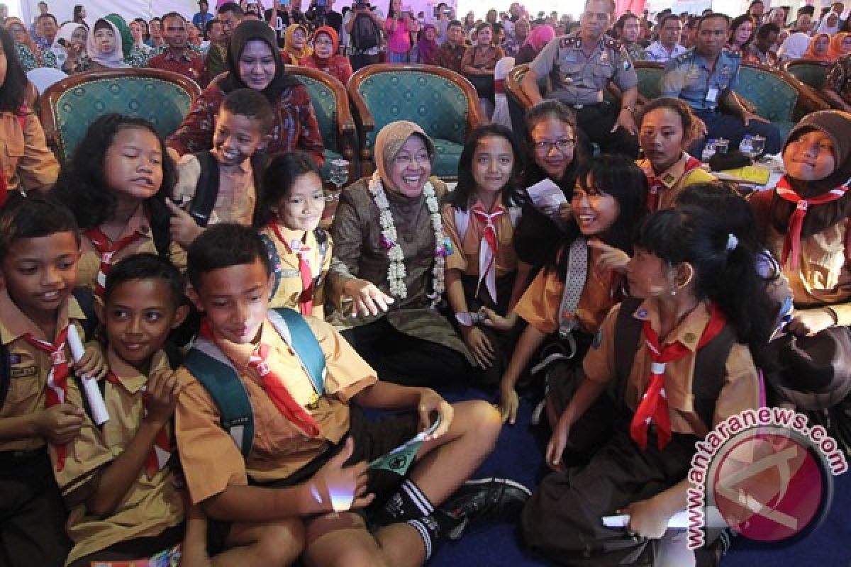 Risma baca puisi saat rekonstruksi perobekan bendera Belanda