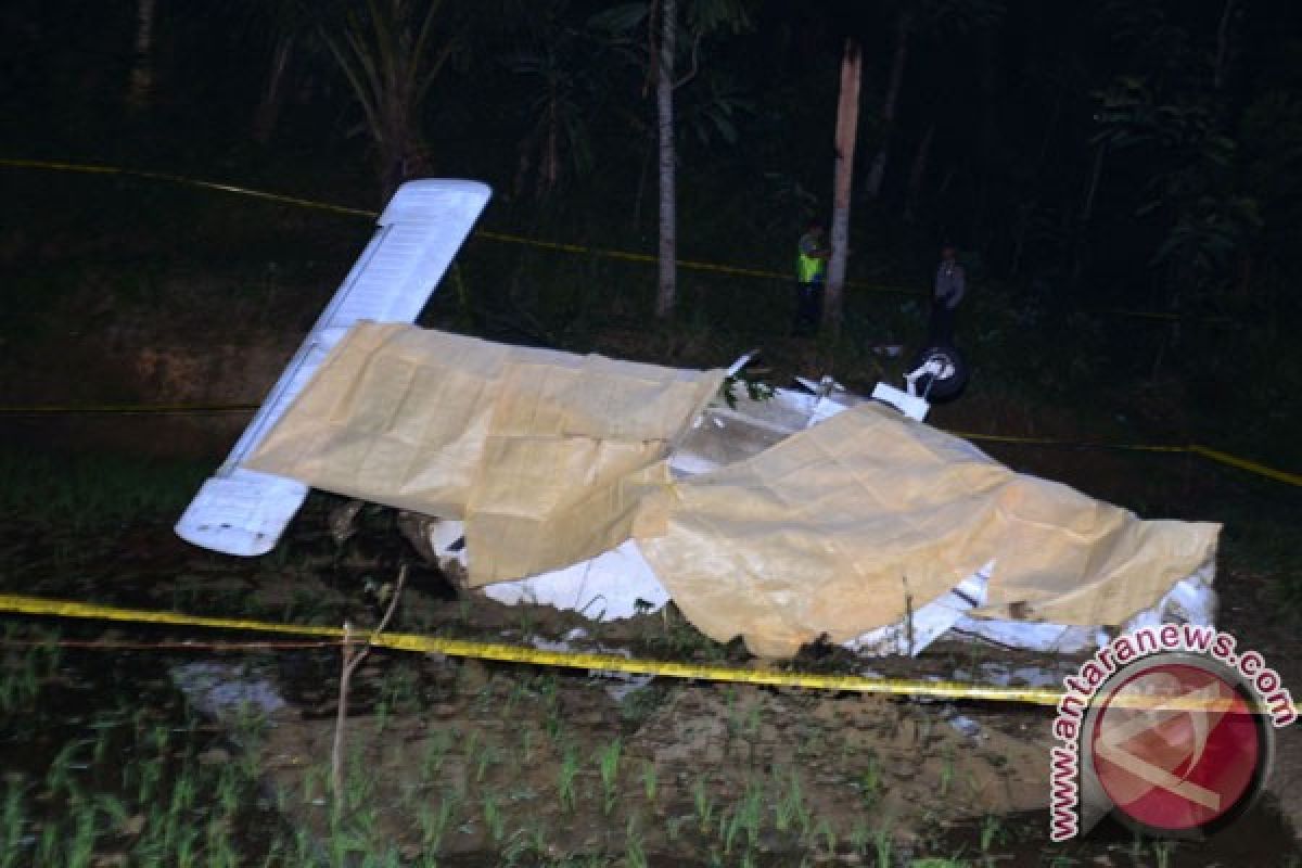 Pesawat Cessna mendarat darurat di pesawahan warga