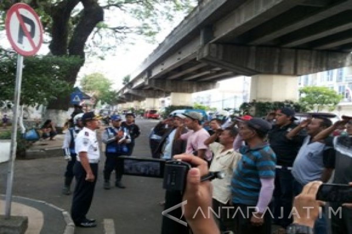 Belasan Sopir Angkot di Malang Dihukum Menyanyi Indonesia Raya