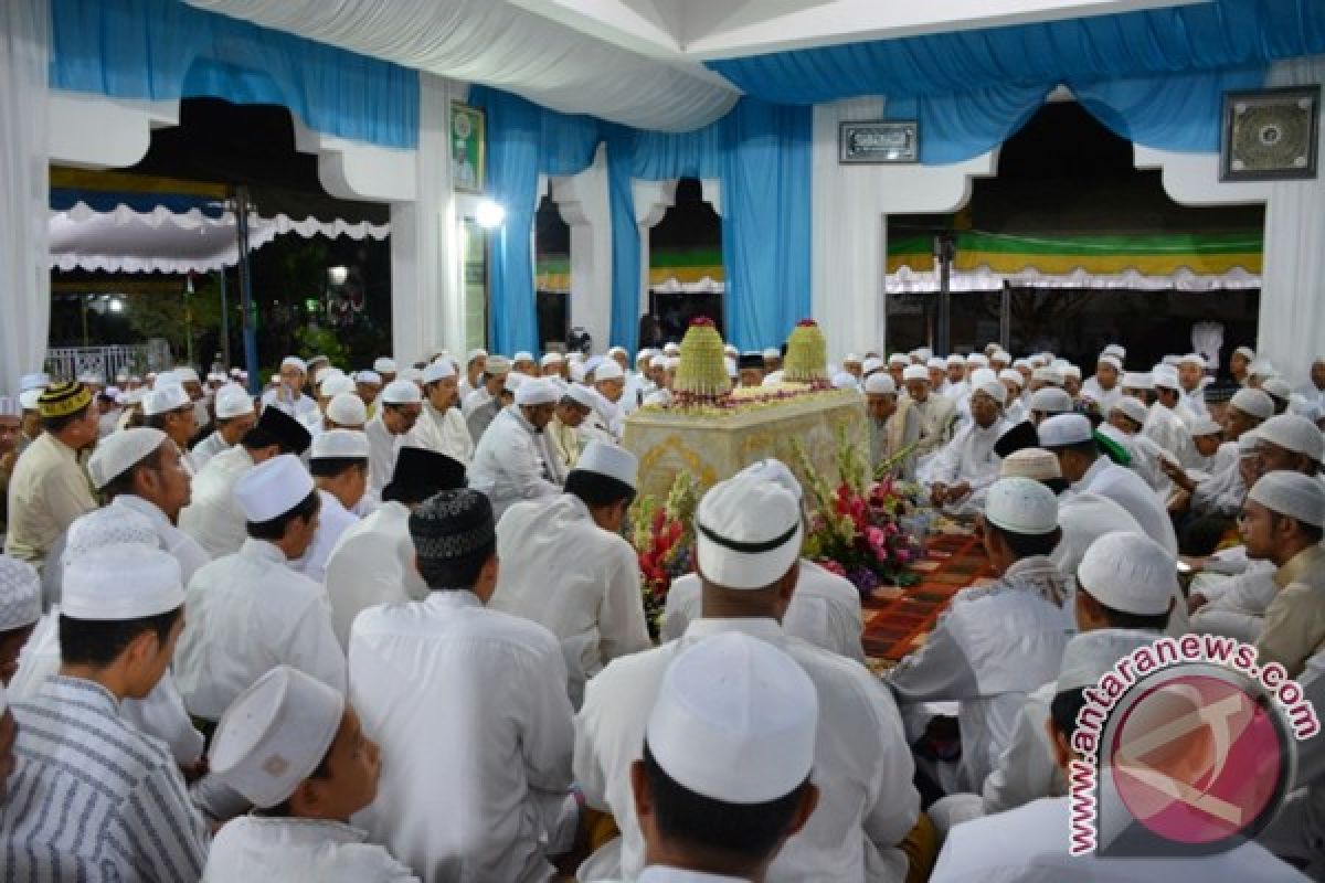 Ribuan Jamaah Larut Dalam Berzikir 