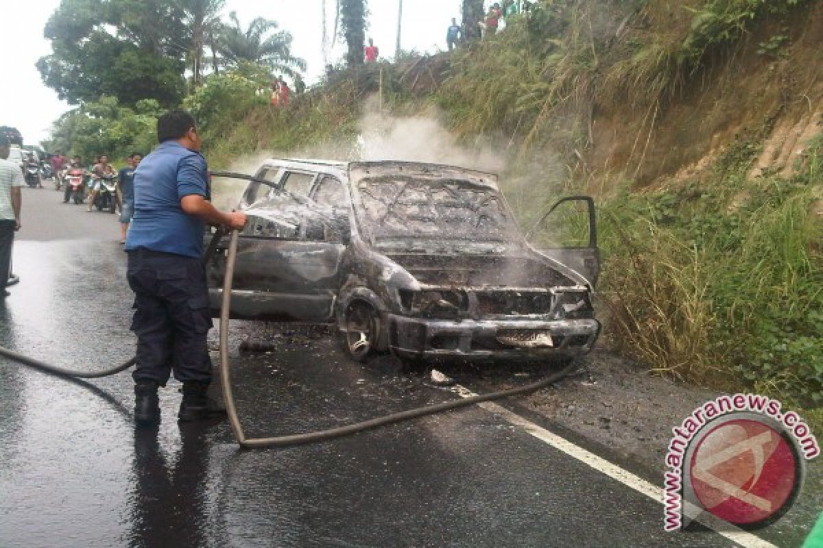 Sebuah mobil tiba-tiba terbakar di jembatan layang Palembang