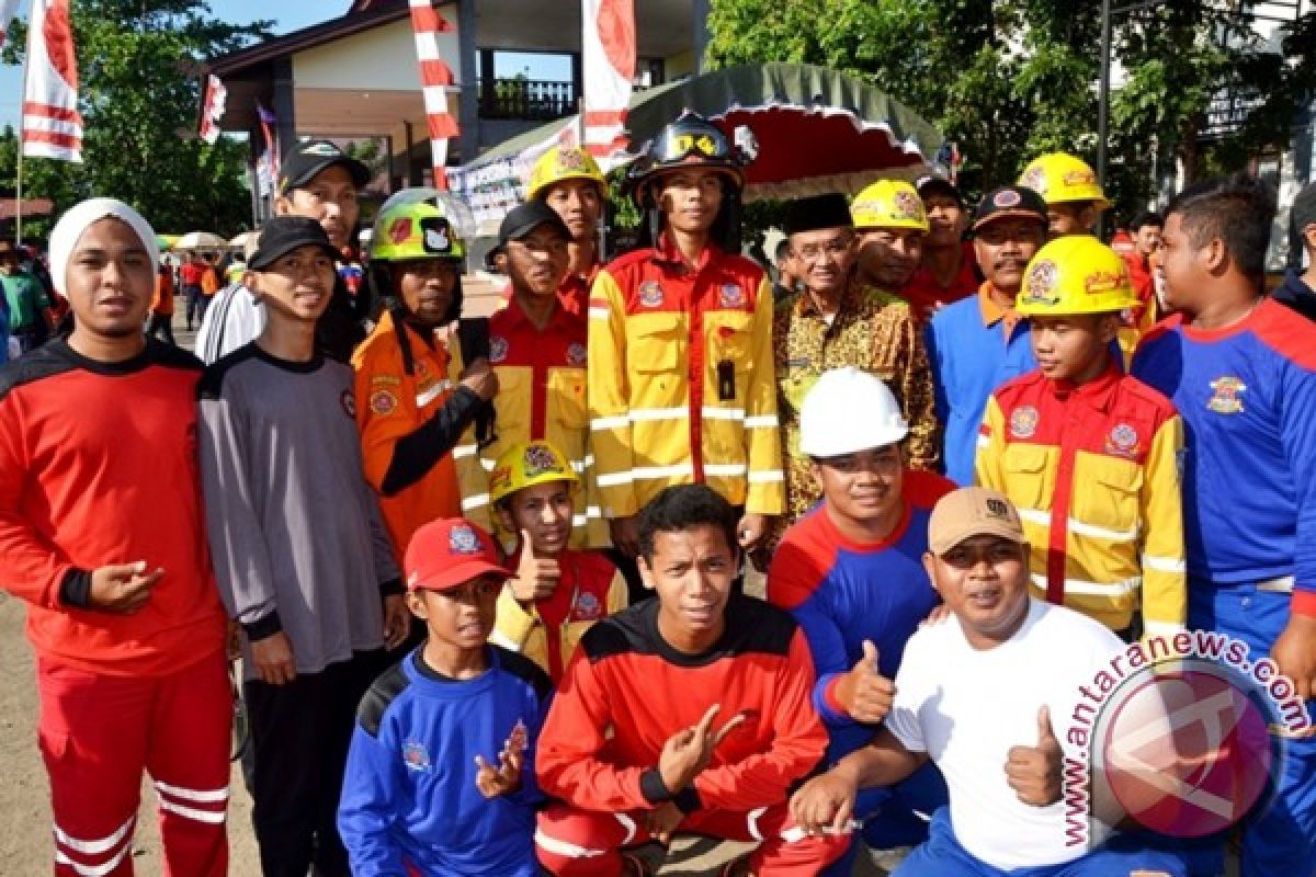 Damkar Unjuk Kebolehan Rebut Piala Bubati Banjar