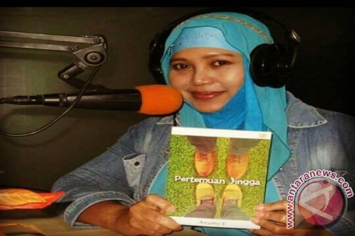 Arumi E: Selipkan Budaya Indonesia Dalam Novel