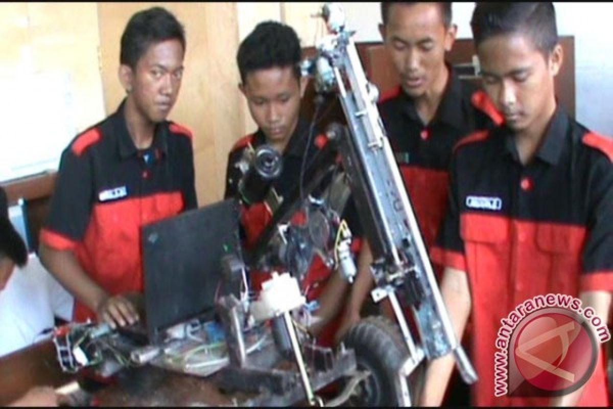 Siswa Sulap Barang Bekas Jadi Robot Jihandak