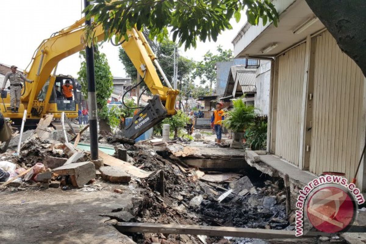 Pemprov DKI bongkar beton sepanjang 630 meter penyebab banjir