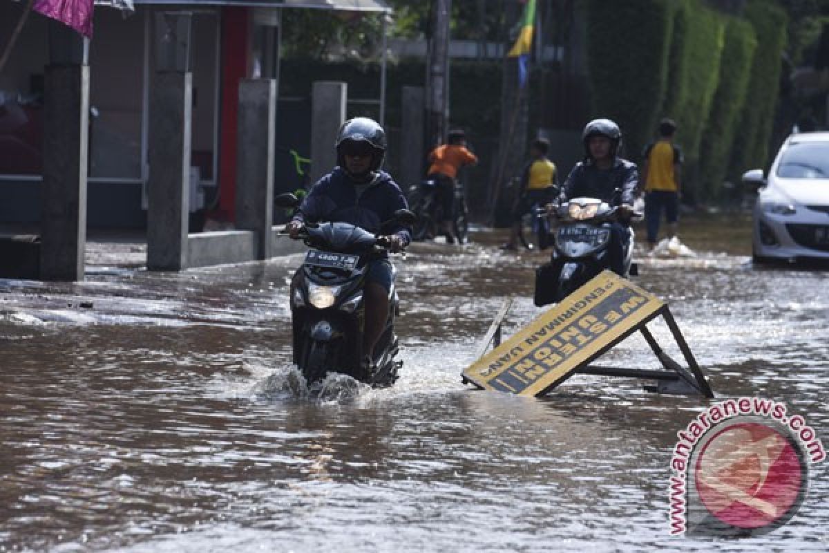 Tanggul banjir Jakarta akan ditinggikan lagi