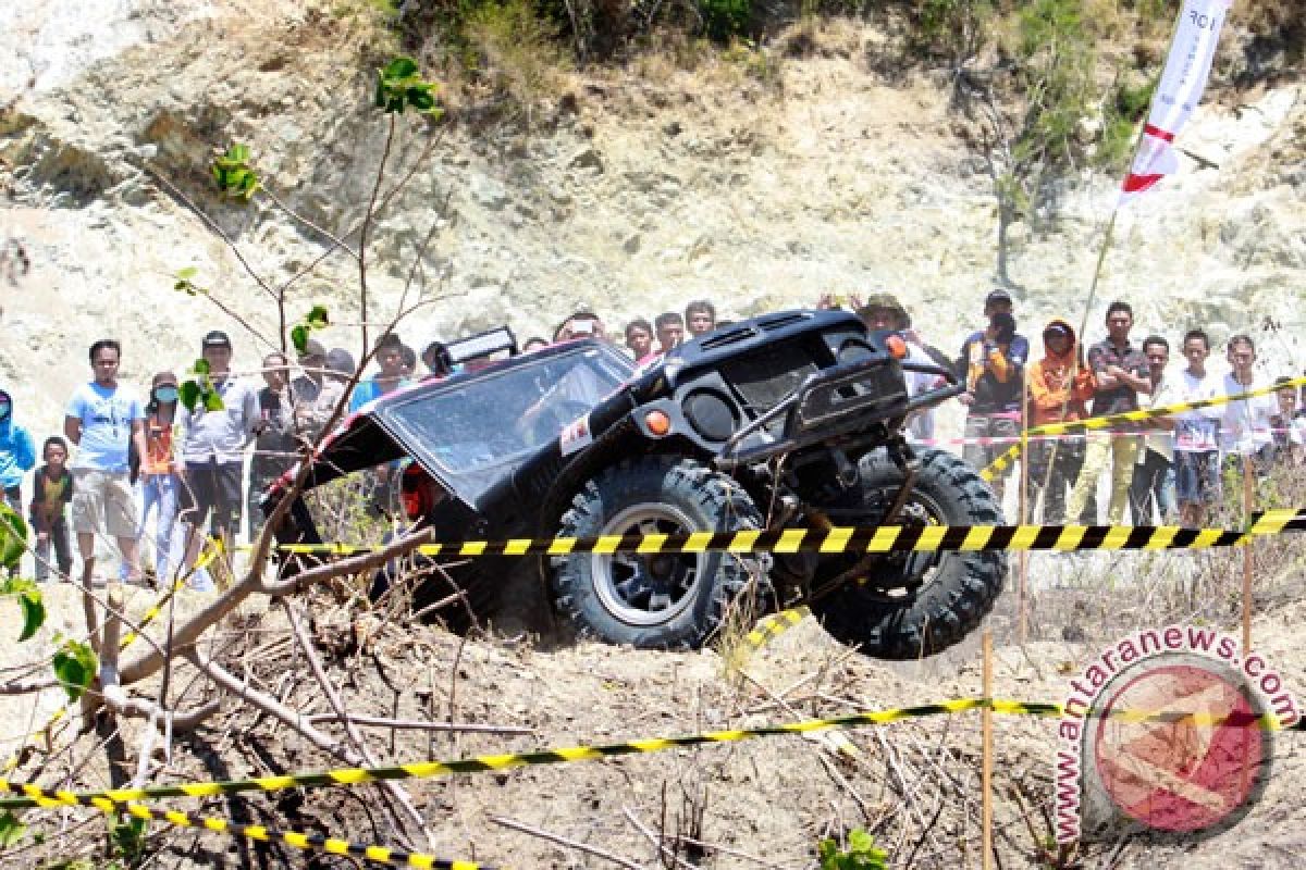 Pencinta otomotif jelajahi lembah Palu