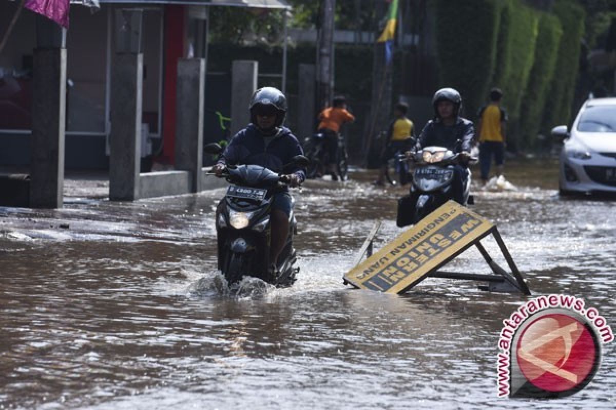 Ahok Pastikan Titik Rawan Banjir Terus Berkurang