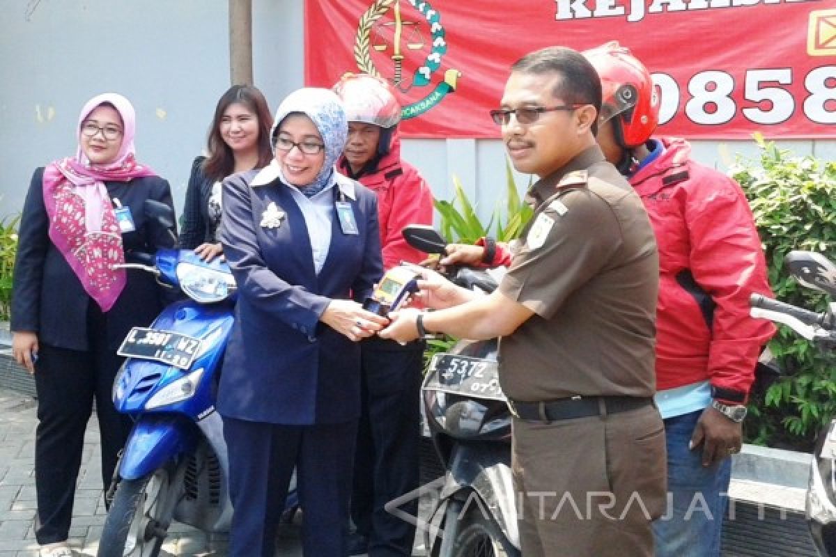 Kejari Surabaya Terima Bantuan Mesin Transaksi Perbankan