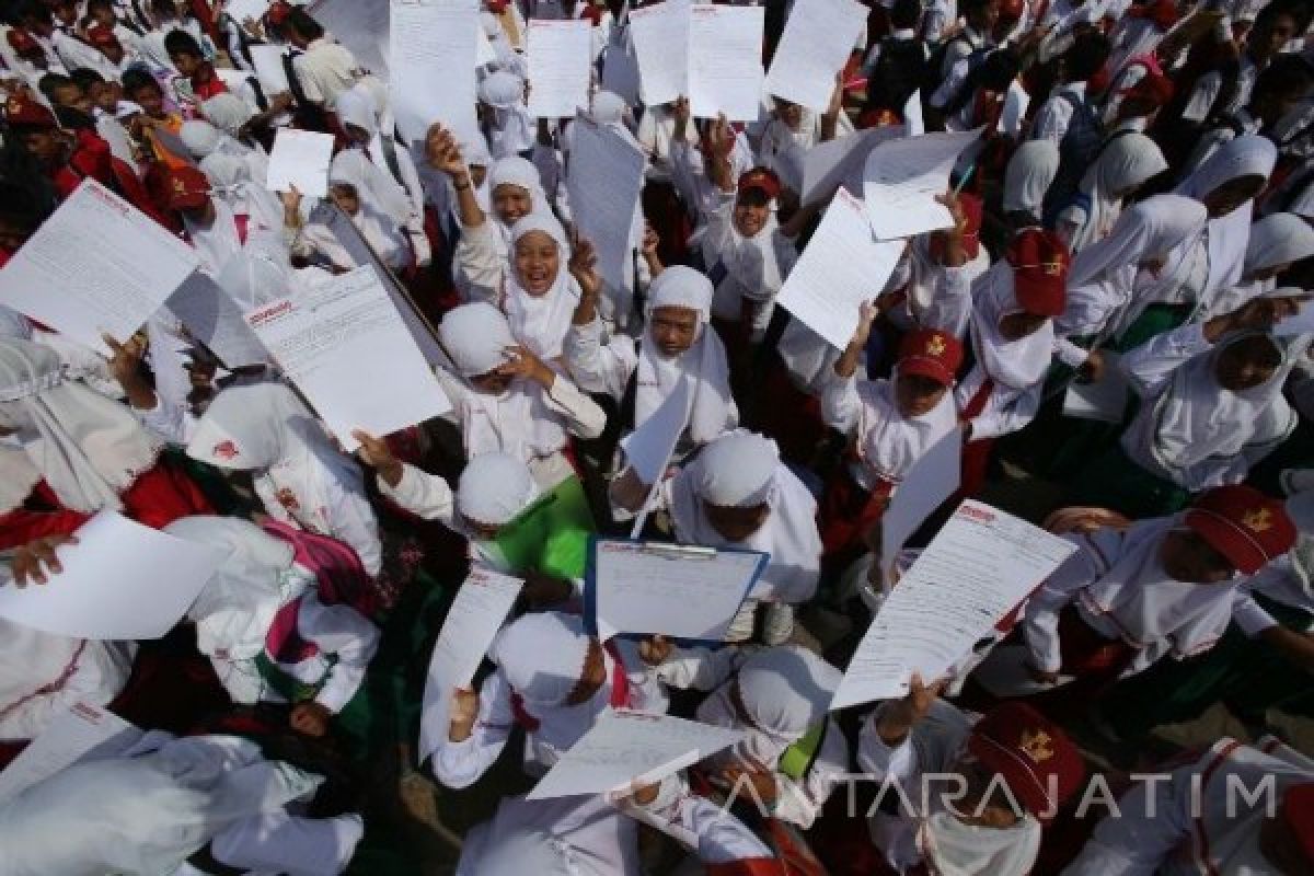 Seribu Siswa Bawean Tulis Harapan ke Presiden