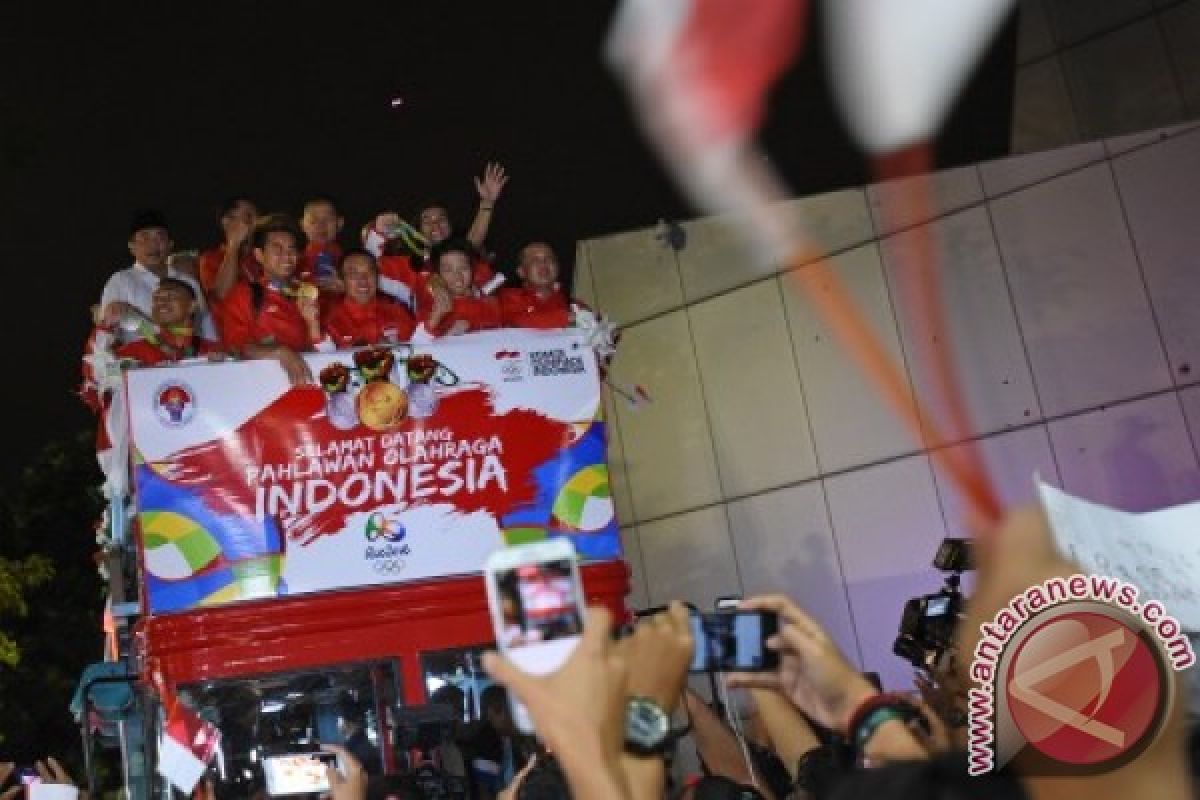 Tontowi & Liliyana welcomed home with open-top bus parade