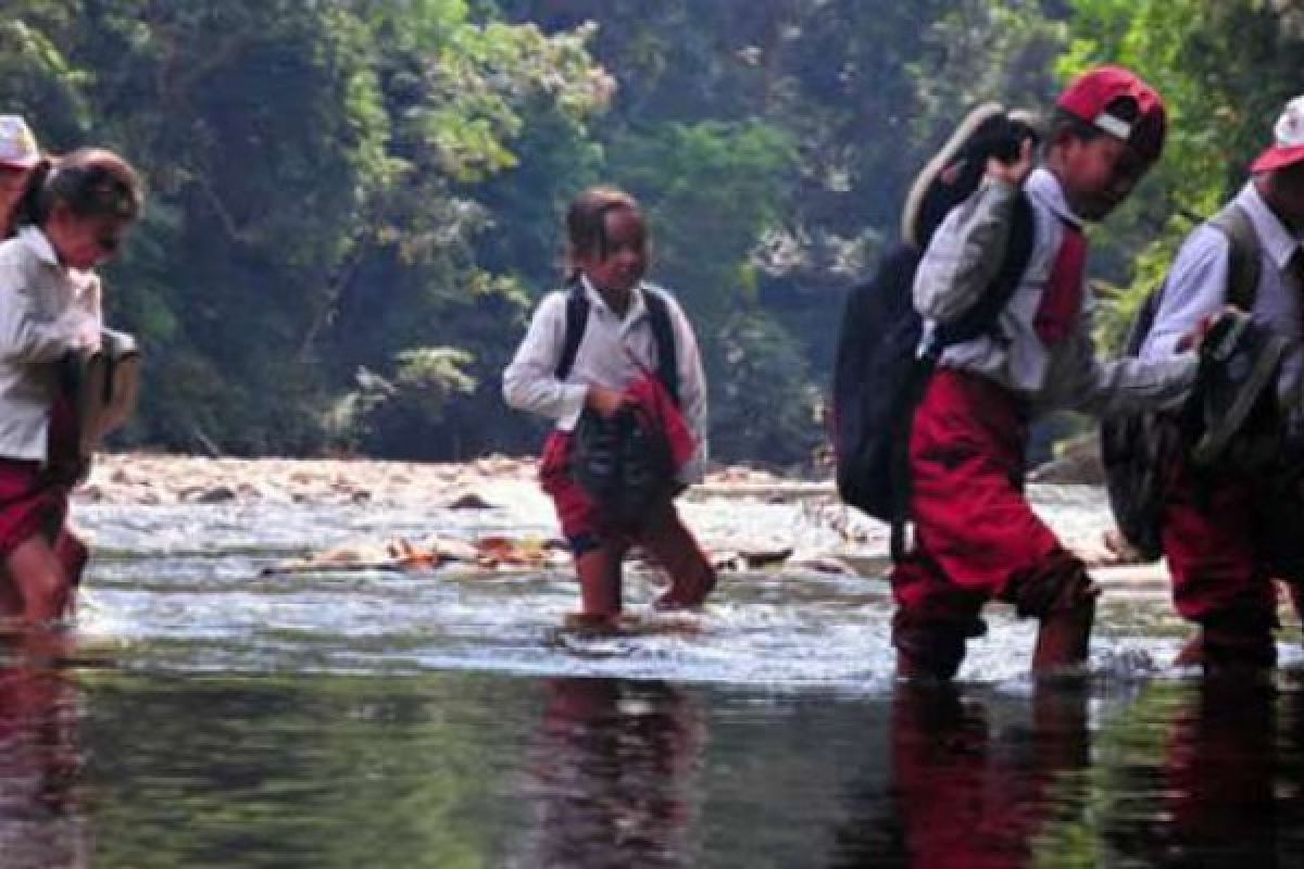 Manis Getir Pengabdian di Sekolah Belantara Riau