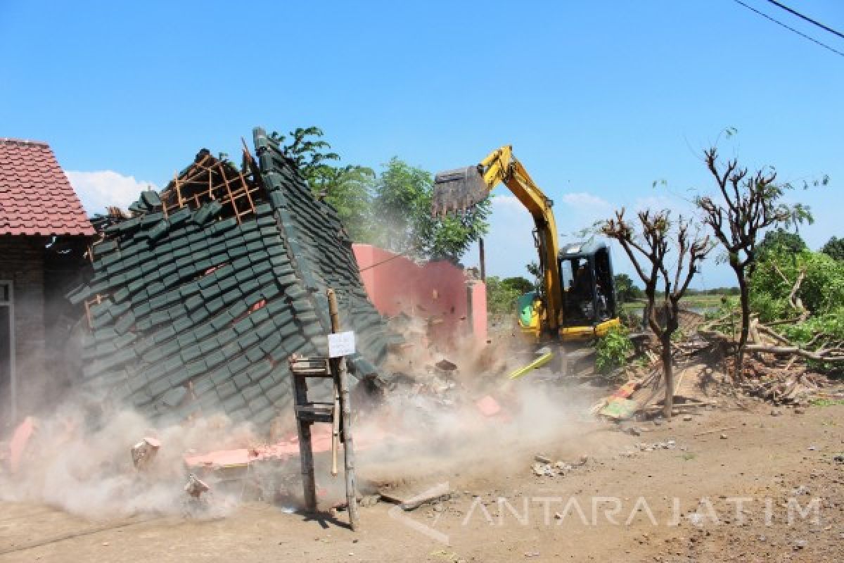 Petugas Robohkan Puluhan Bangunan Liar Di Sidoarjo