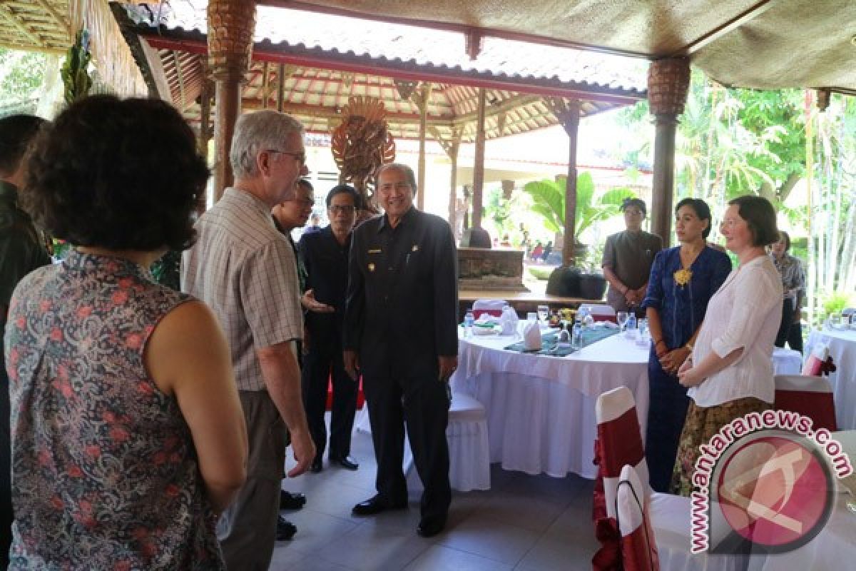 Istri Atase Lima Negara Kunjungi Gianyar