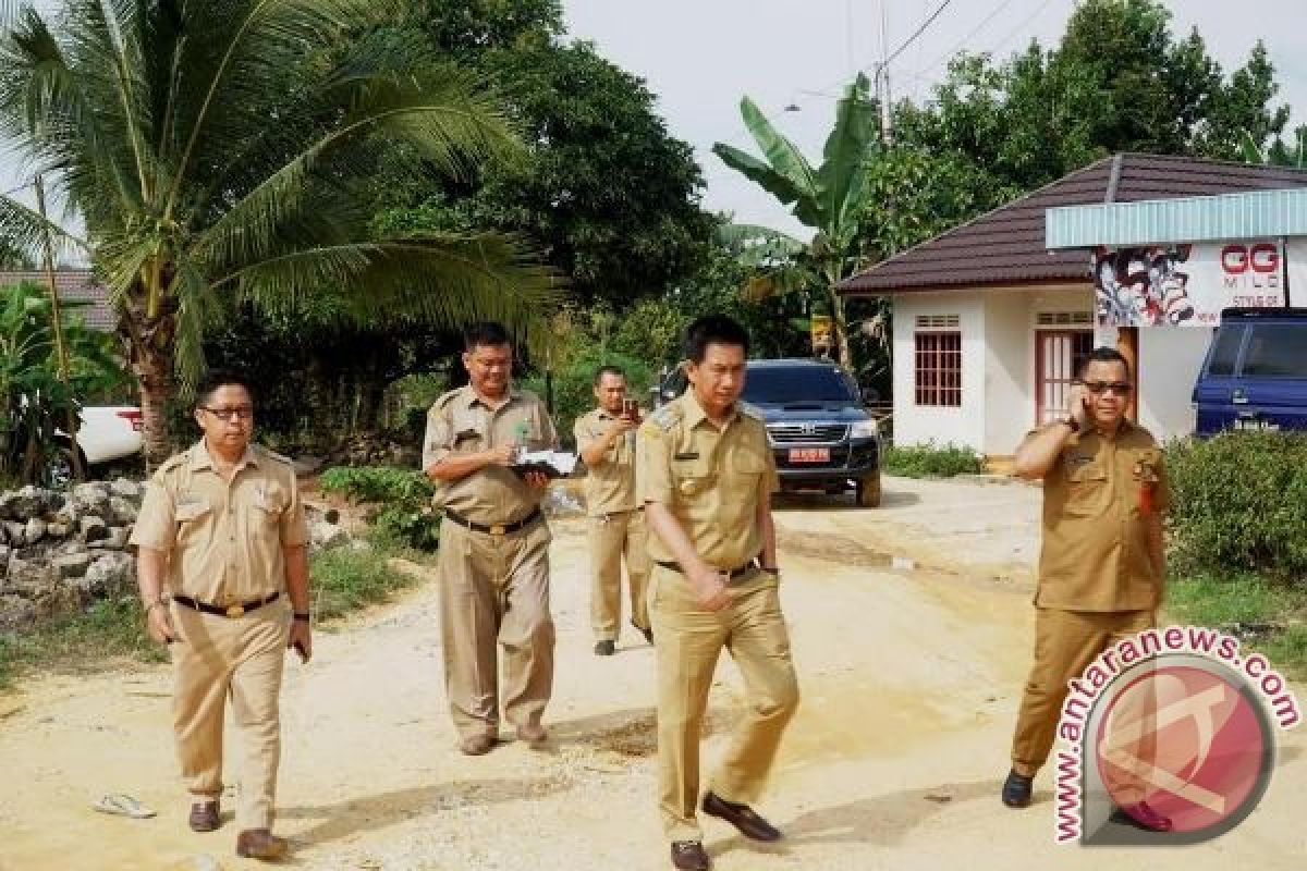 Ingin Ketahui Kondisi Jalan Di Pemukiman Warga, Bupati Ini Rela Berjalan Kaki 