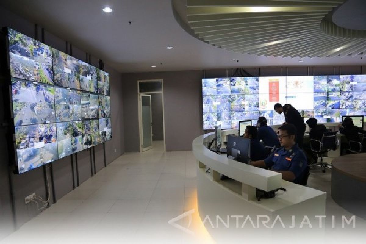 Ruang Pusat Kendali (Command Center) Surabaya. Telepon ke Nomor 112, Aduan Darurat Langsung Direspons.