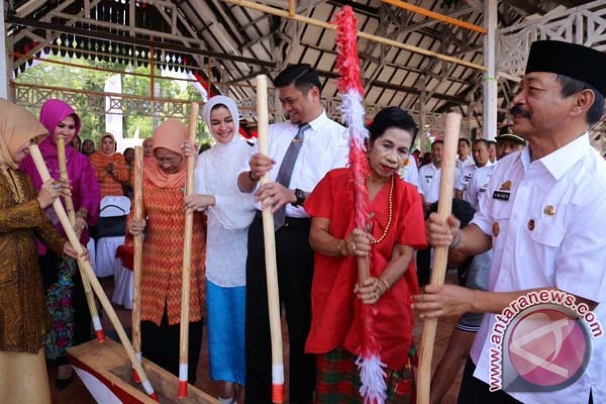 Lansia Gowa gelar Festival Budaya Padekko 