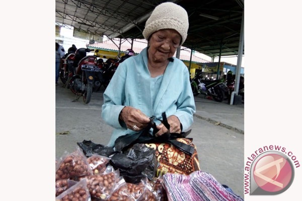 Nenek renta membiayai hidup dengan upahan berdagang