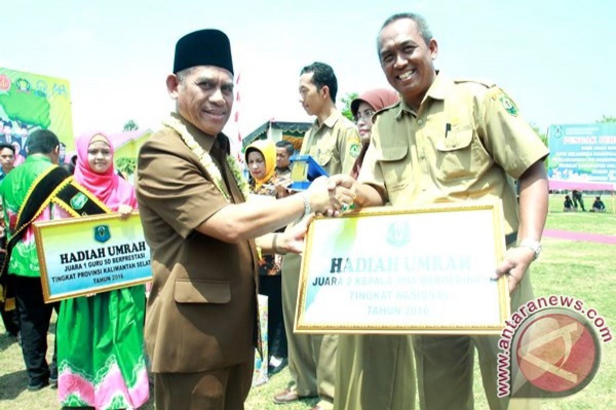 Kepala Sekolah Berprestasi Dapat Hadiah Umroh