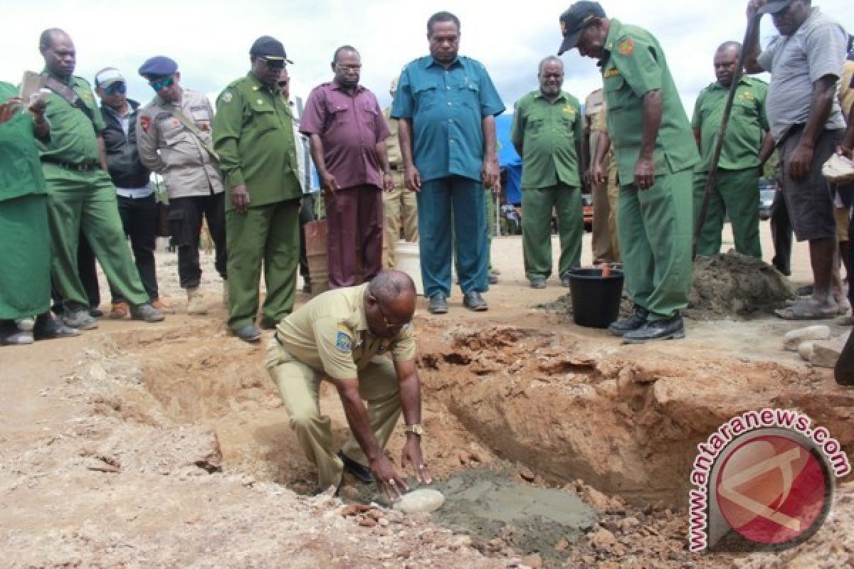 Kadinkes Papua letakkan batu pertama pembangunan RS Dogiyai
