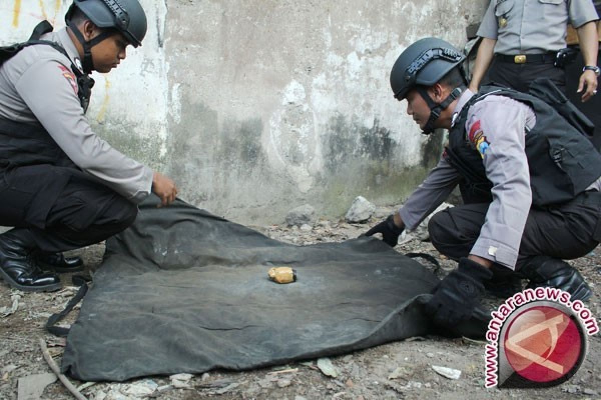 Polisi Amankan Granat Nanas Aktif di Mampang Prapatan