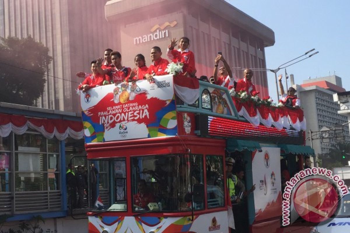 Bus arak-arakan Olimpiade dua kali berhenti