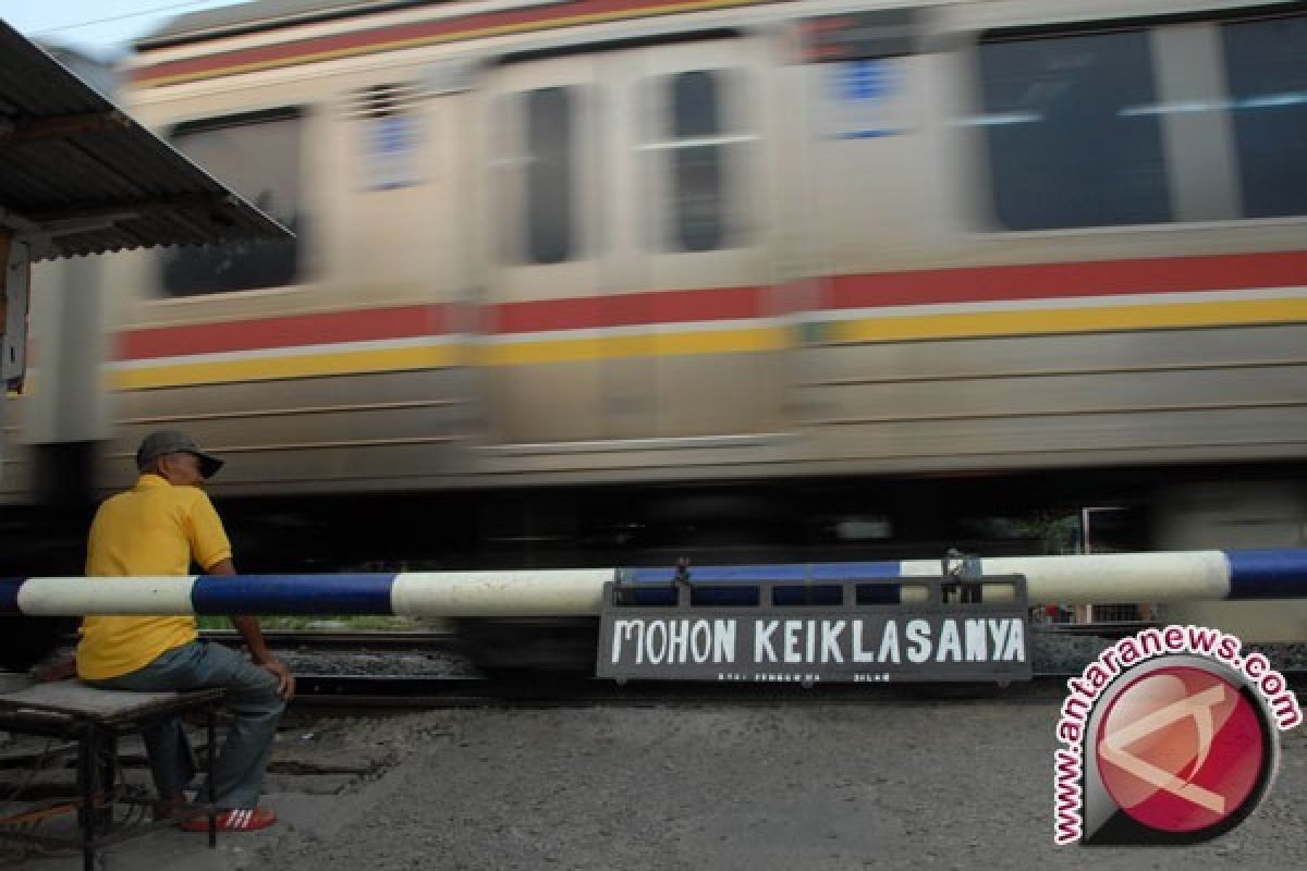 Seorang pria tewas akibat tersambar kereta di Jatinegara