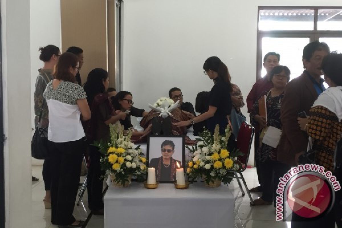 Penyanyi senior Eddy Silitonga tutup usia