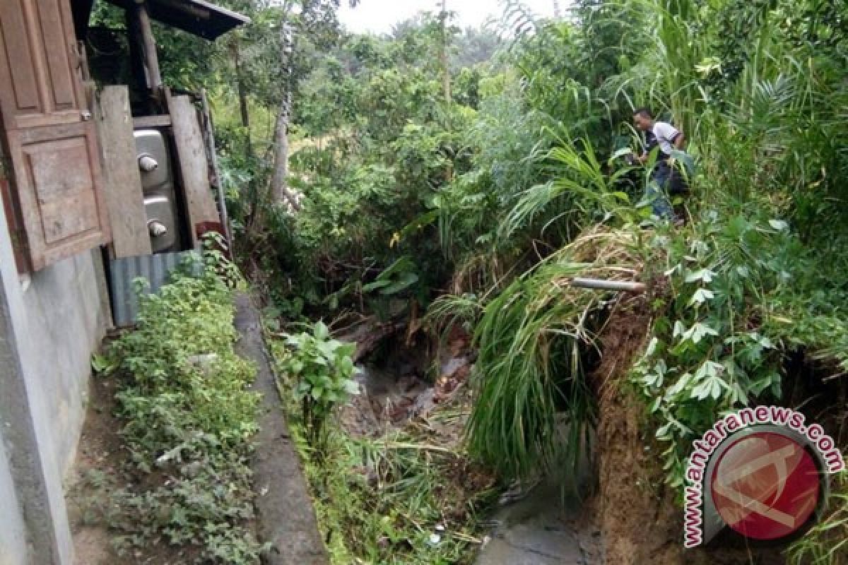 Puluhan rumah warga Arah Tiga Mukomuko terancam masuk sungai