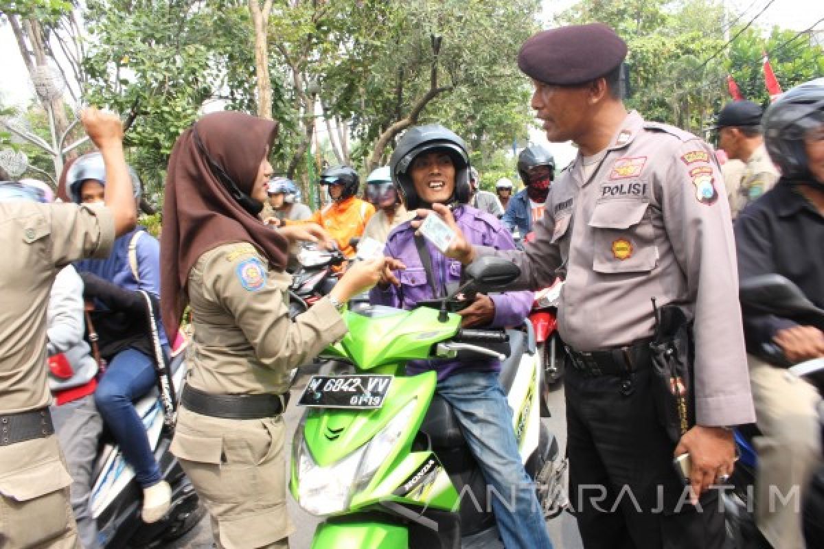 Petugas Gabungan Periksa Kelengkapan KTP Pengendara