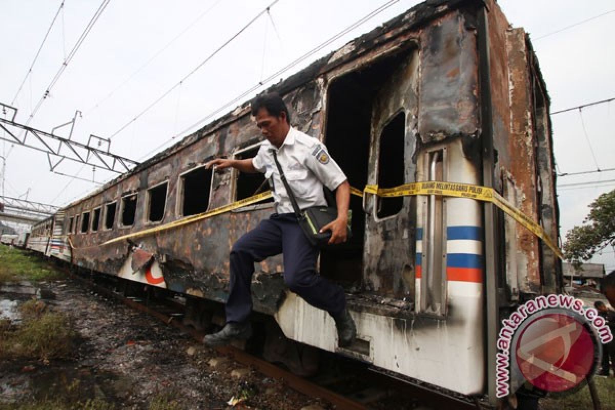 Kereta Kertajaya terbakar di Stasiun Tanjung Priok