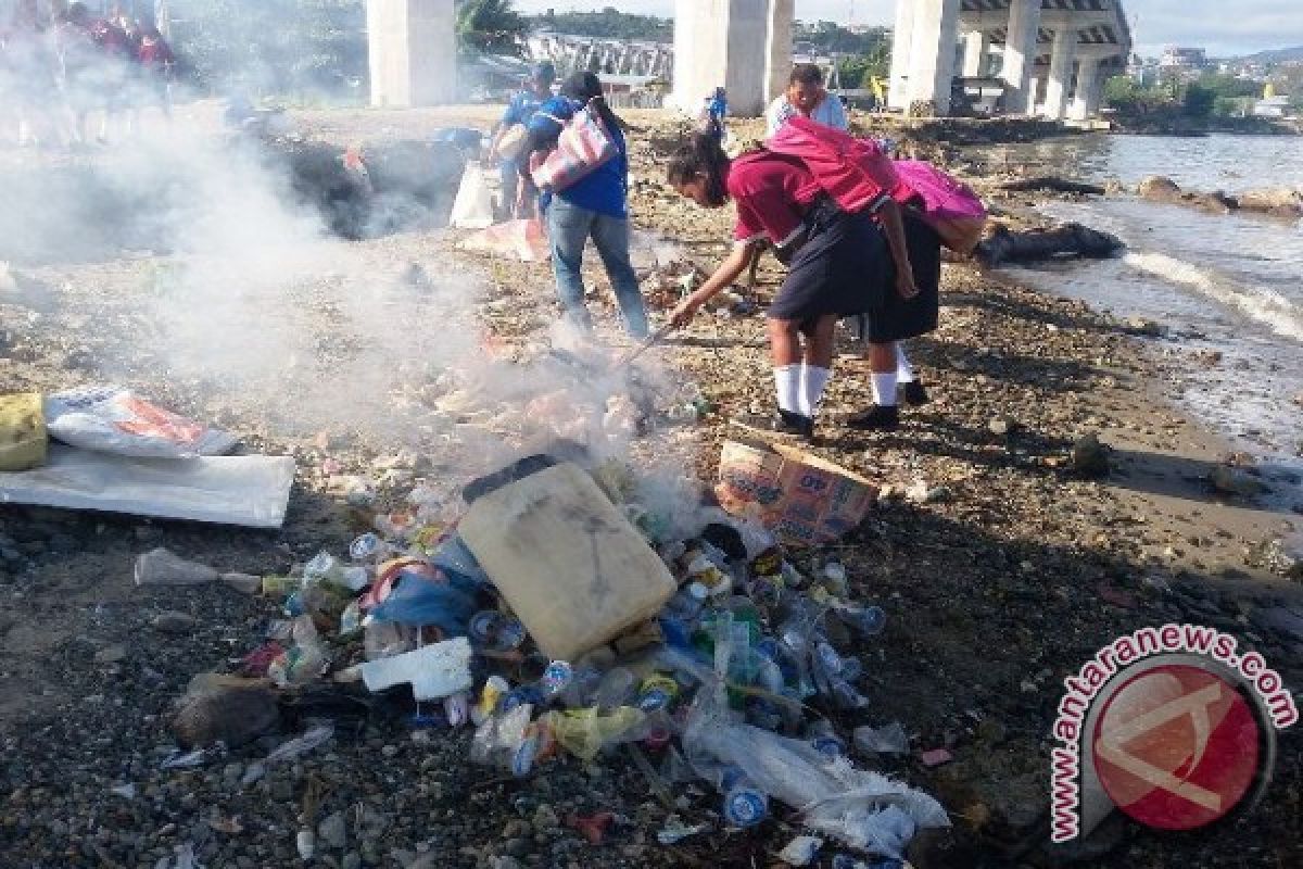 Masyarakat gelar aksi bersih lima sungai di Ambon