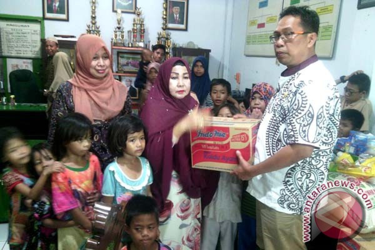 Dinas Sosial berbagi ke 100 panti asuhan 