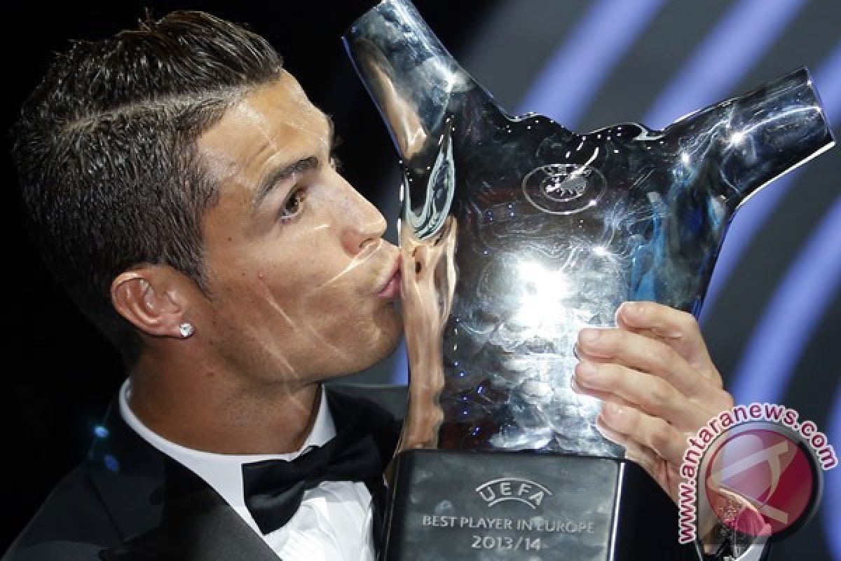 Cristiano Ronaldo Sabet Pemain Terbaik Eropa 2015-2016